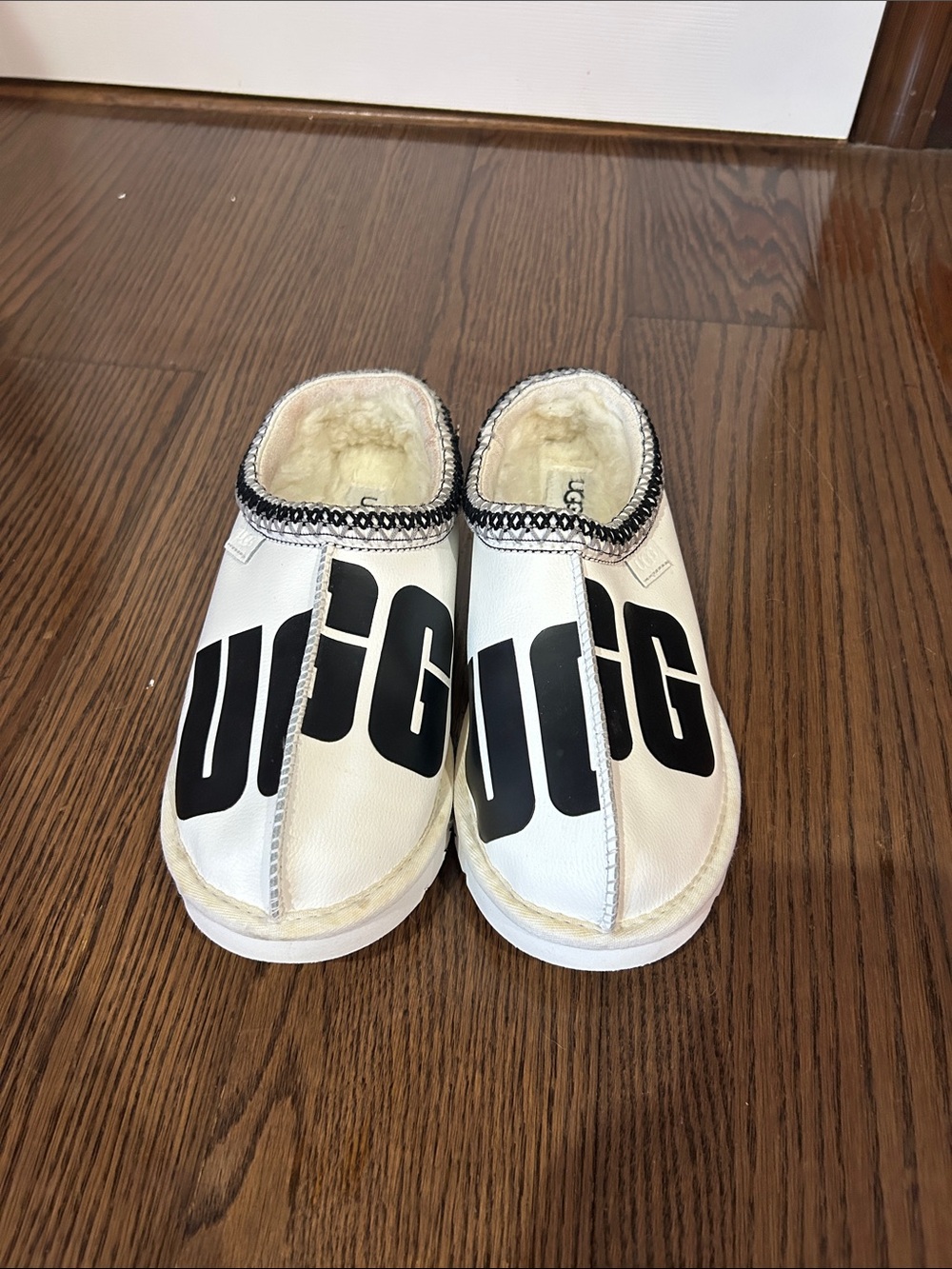 UGG Men’s  White  black Shearling Logo Slip-On Tasman chord loafer slipper shoes